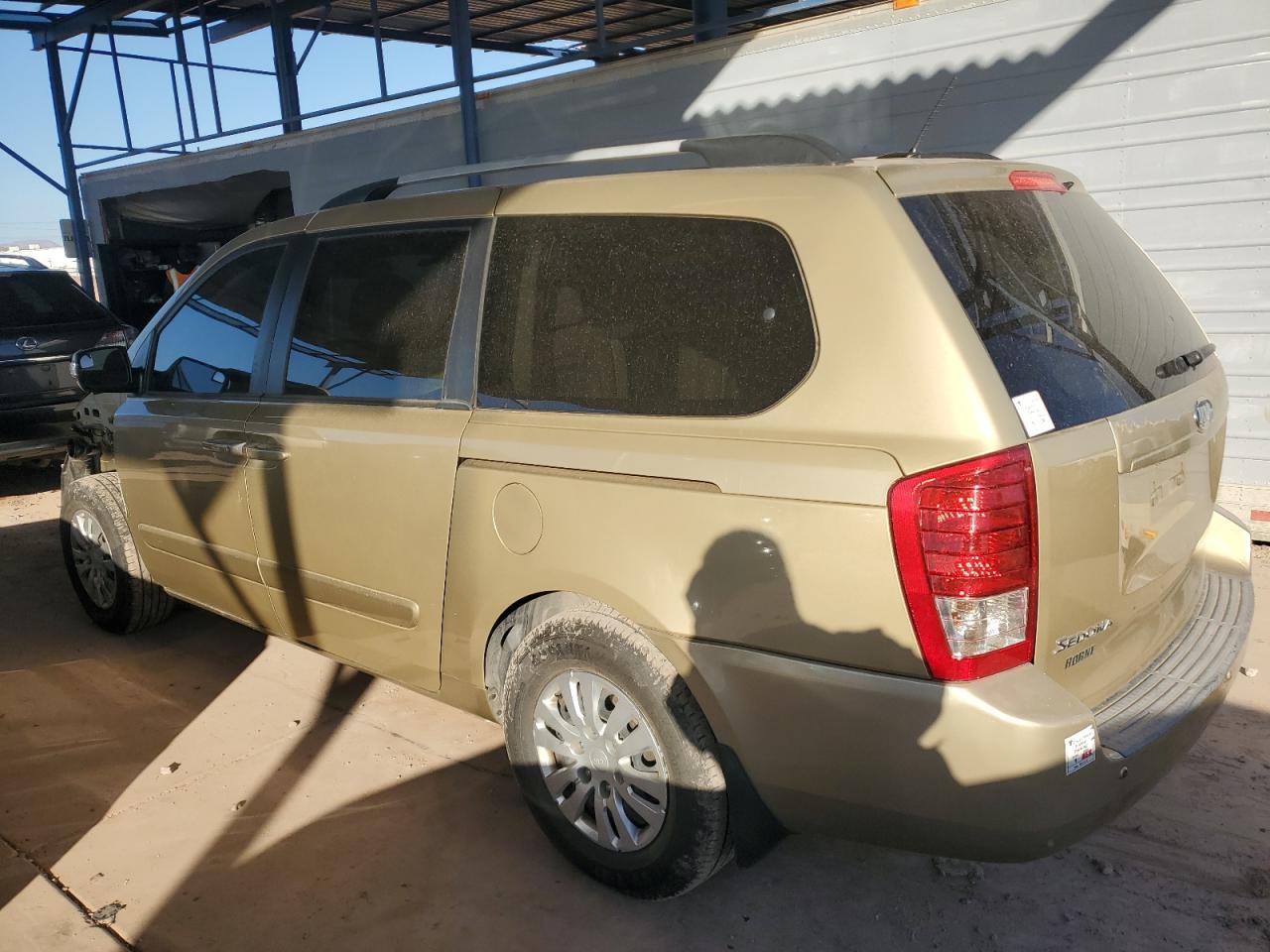 2011 Kia Sedona - Image 2