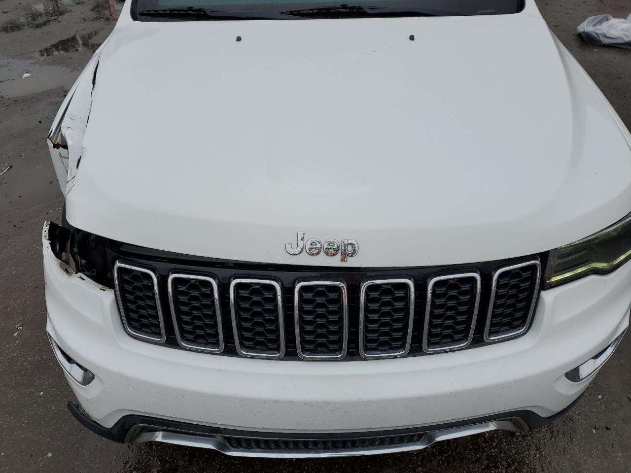 2017 Jeep Grand Cherokee - Image 12