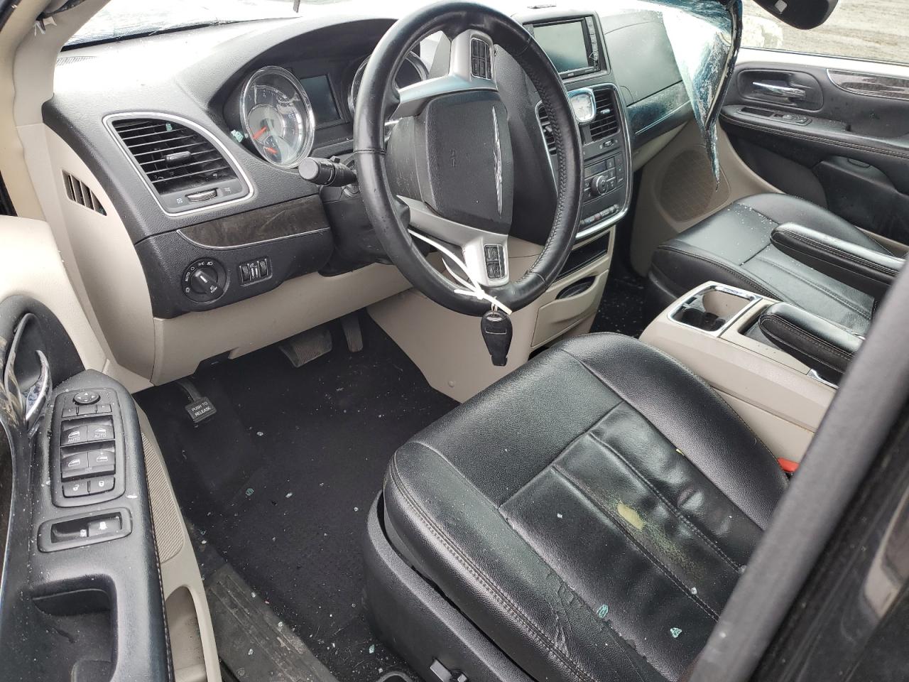 2016 Chrysler Town & Country - Image 8