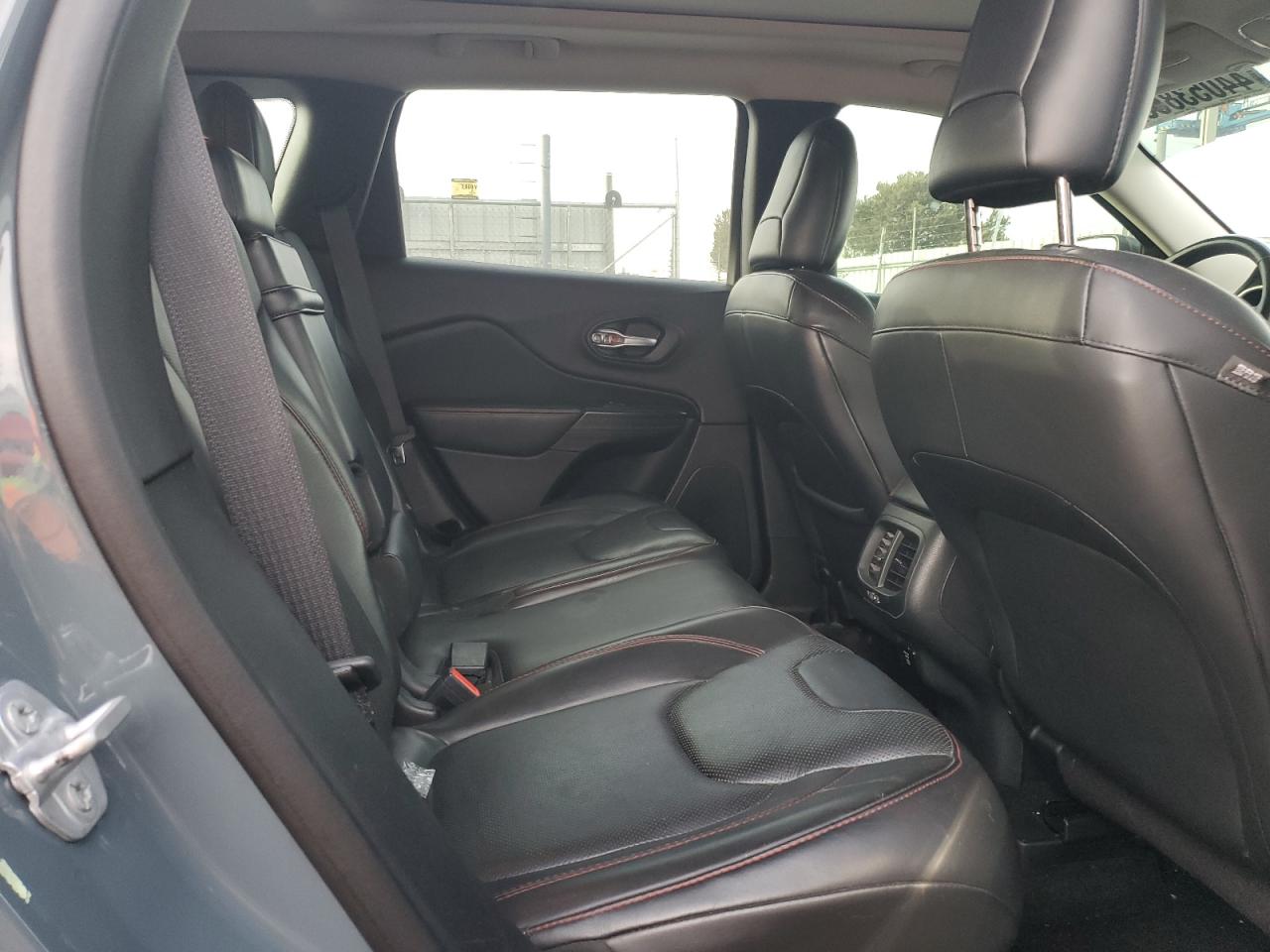 2015 Jeep Cherokee - Image 11