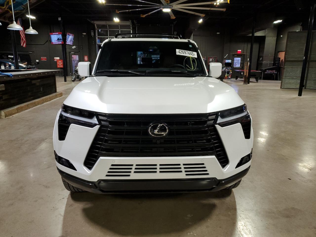 2024 Lexus GX - Image 2