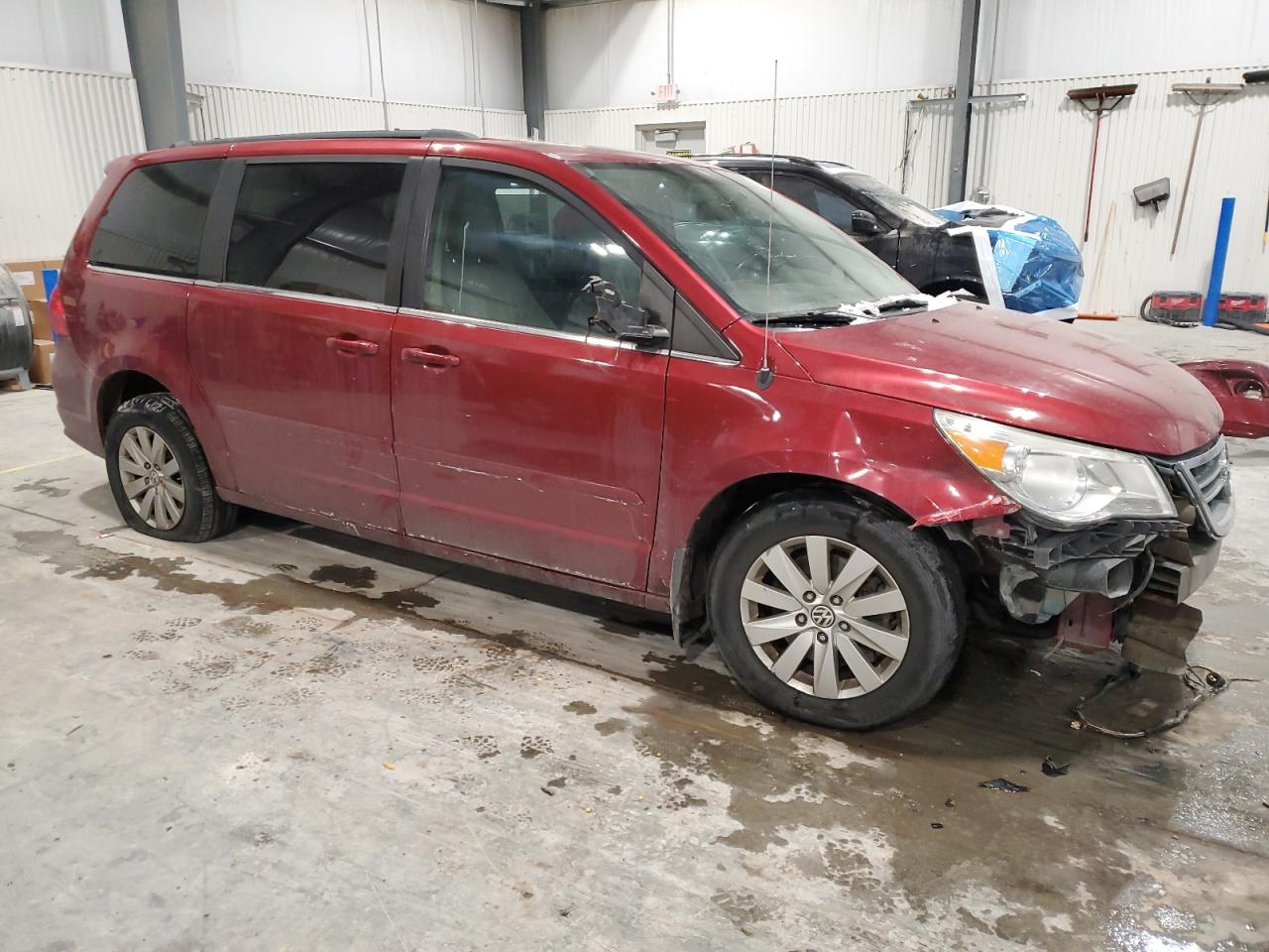 2012 Volkswagen Routan - Image 4
