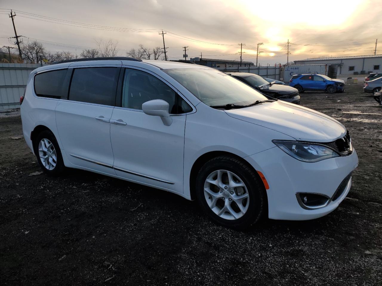 2017 Chrysler Pacifica - Image 4