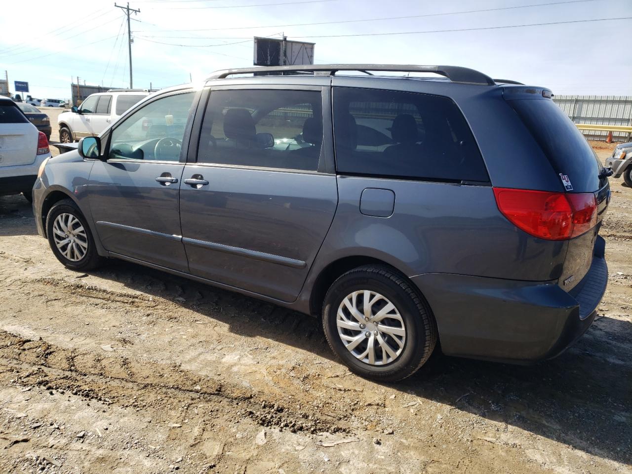 2009 Toyota Sienna - Image 2