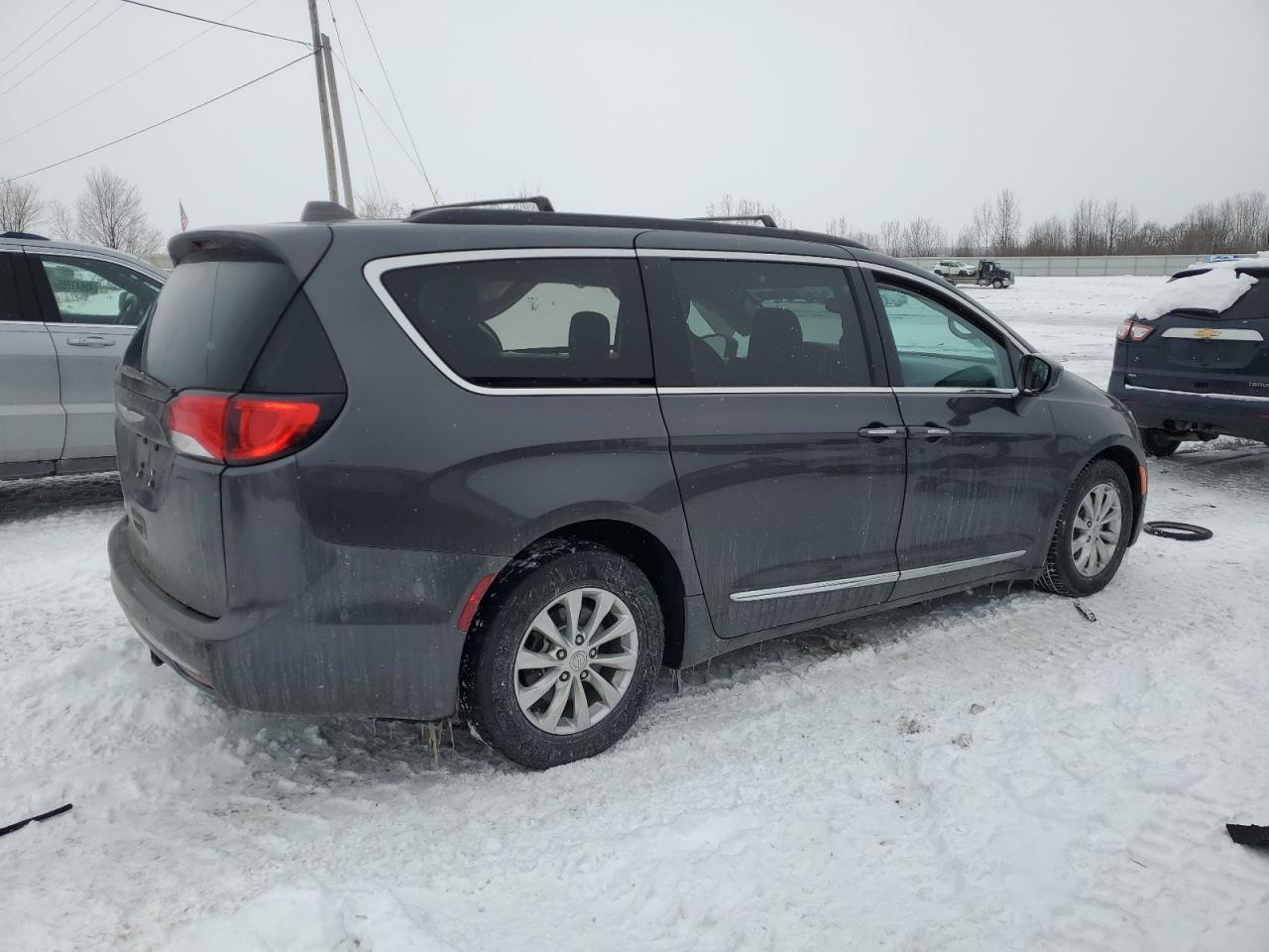 2017 Chrysler Pacifica - Image 3