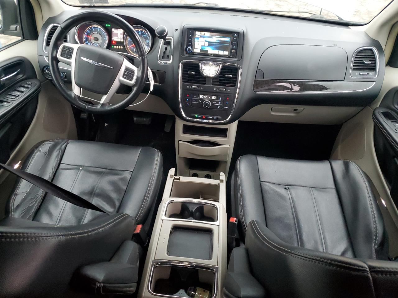 2014 Chrysler Town & Country - Image 8