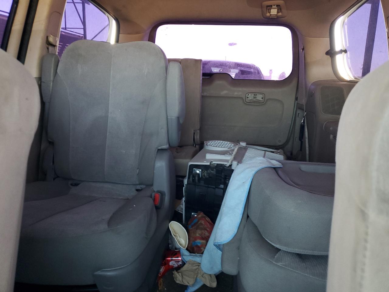 2011 Kia Sedona - Image 10
