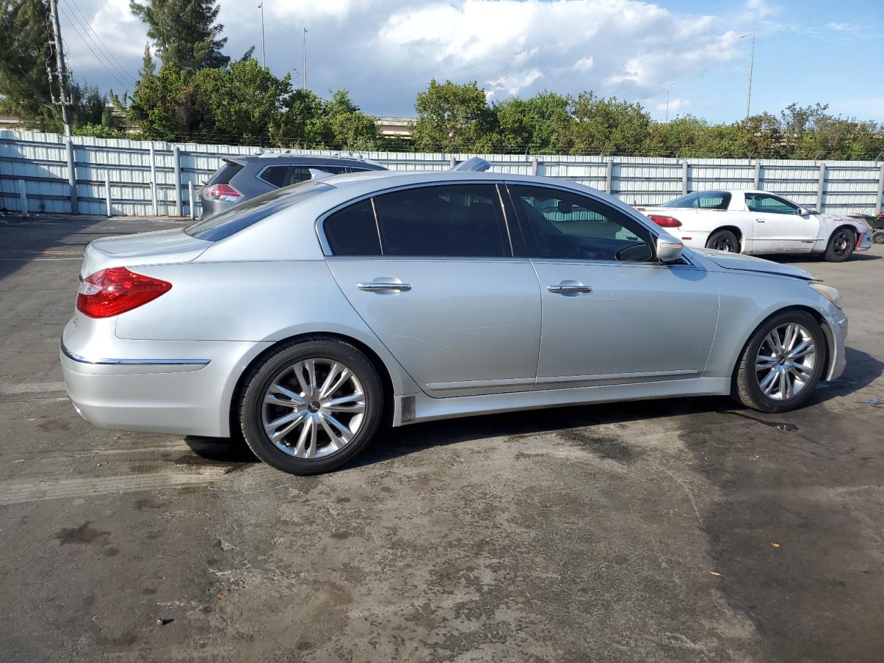 2013 Hyundai Genesis - Image 3