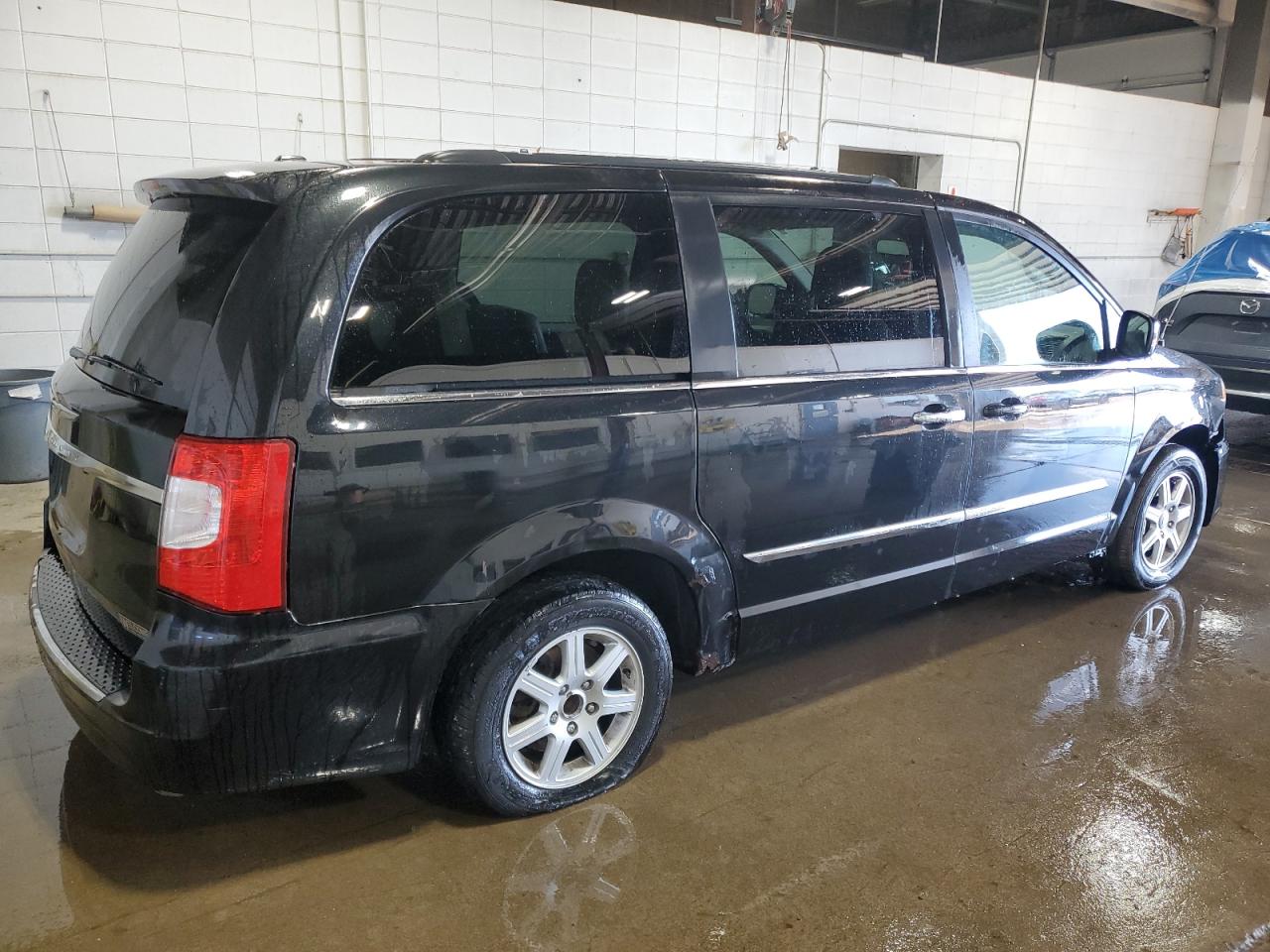 2013 Chrysler Town & Country - Image 3