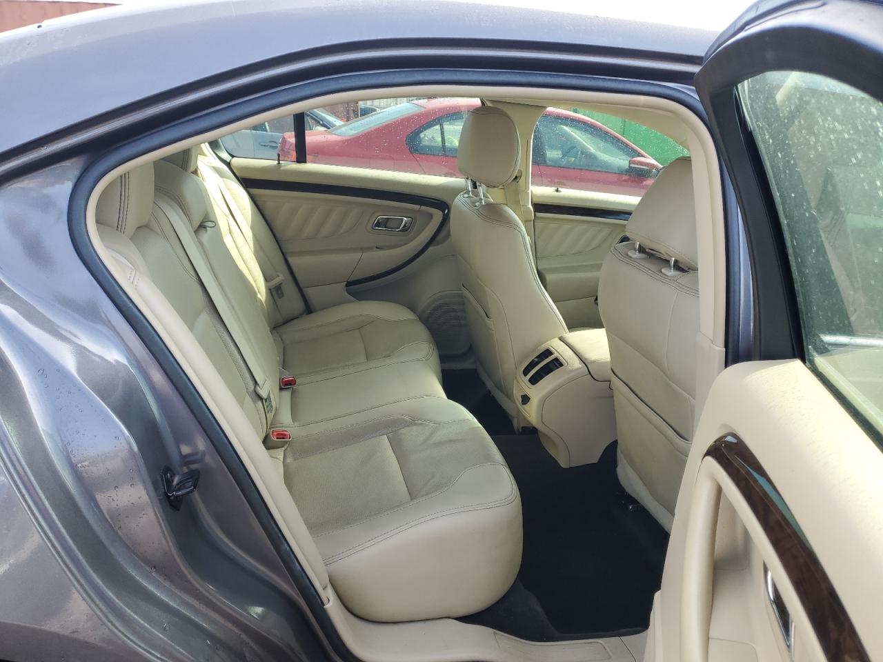 2014 Ford Taurus - Image 10