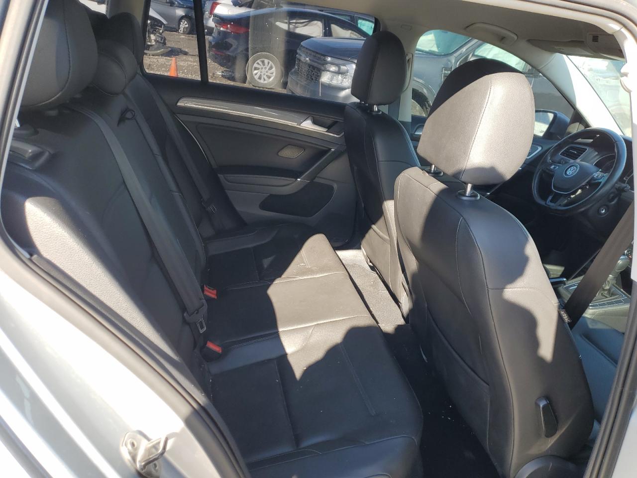 2017 Volkswagen Golf - Image 10