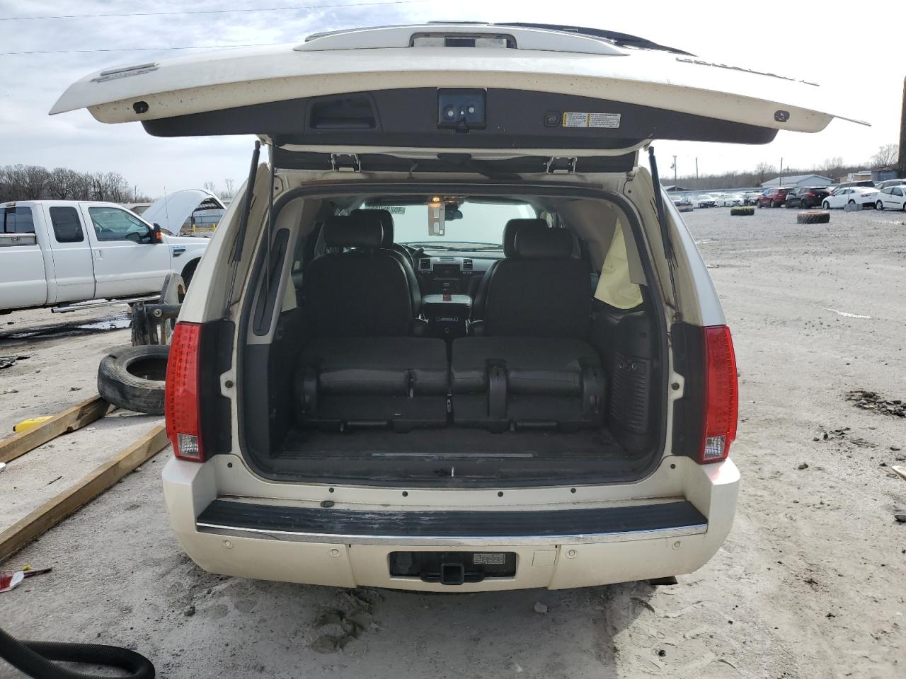 2009 Cadillac Escalade - Image 6