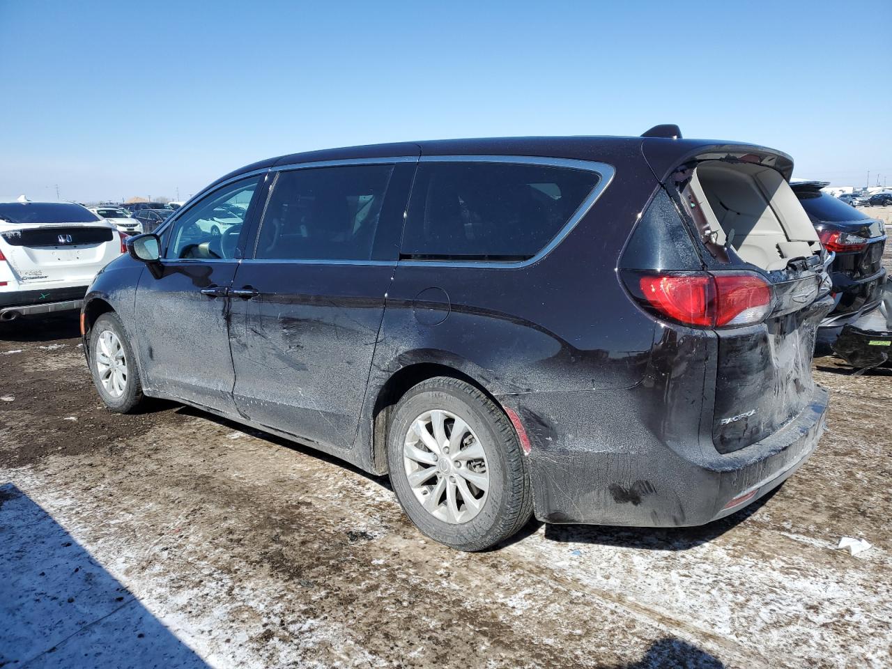 2018 Chrysler Pacifica - Image 2
