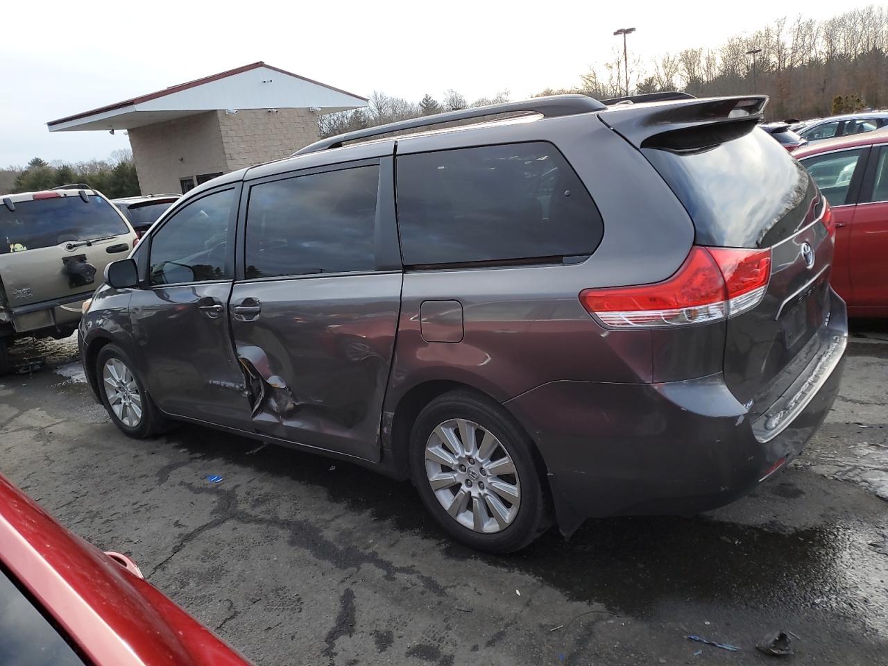 2013 Toyota Sienna - Image 2