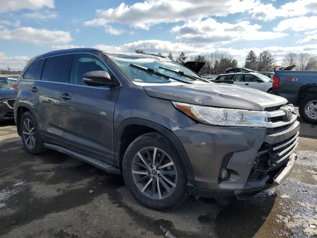 2017 Toyota Highlander - Image 4
