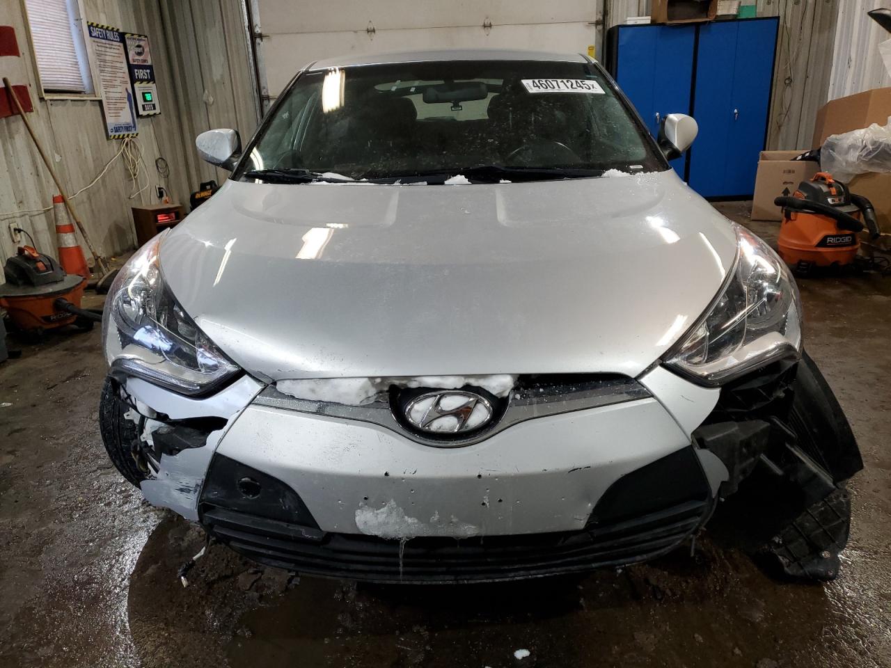 2017 Hyundai Veloster - Image 5