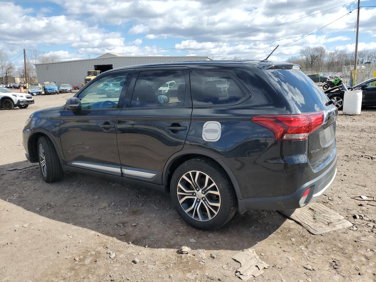 2016 Mitsubishi Outlander - Image 2