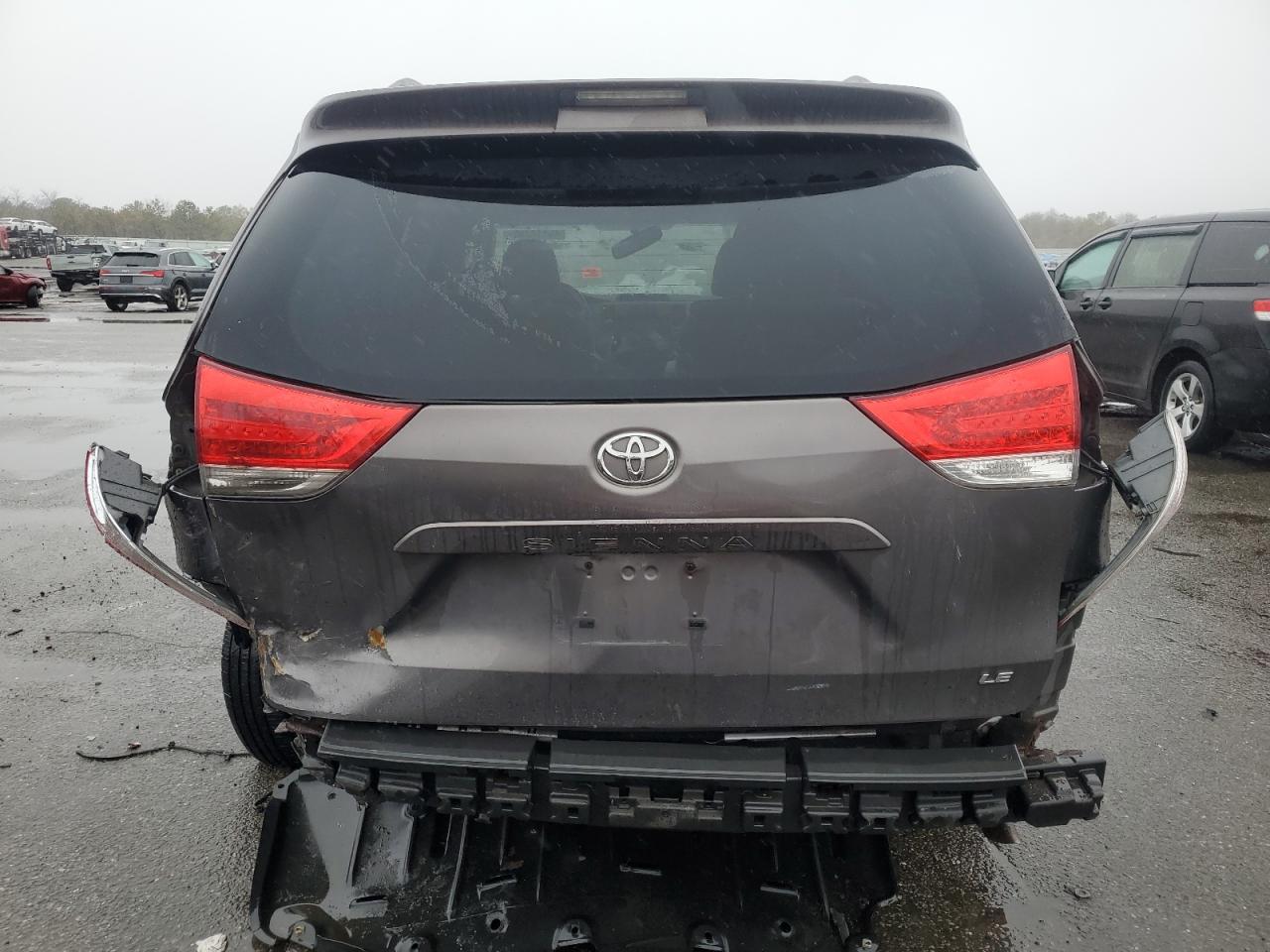 2012 Toyota Sienna - Image 6