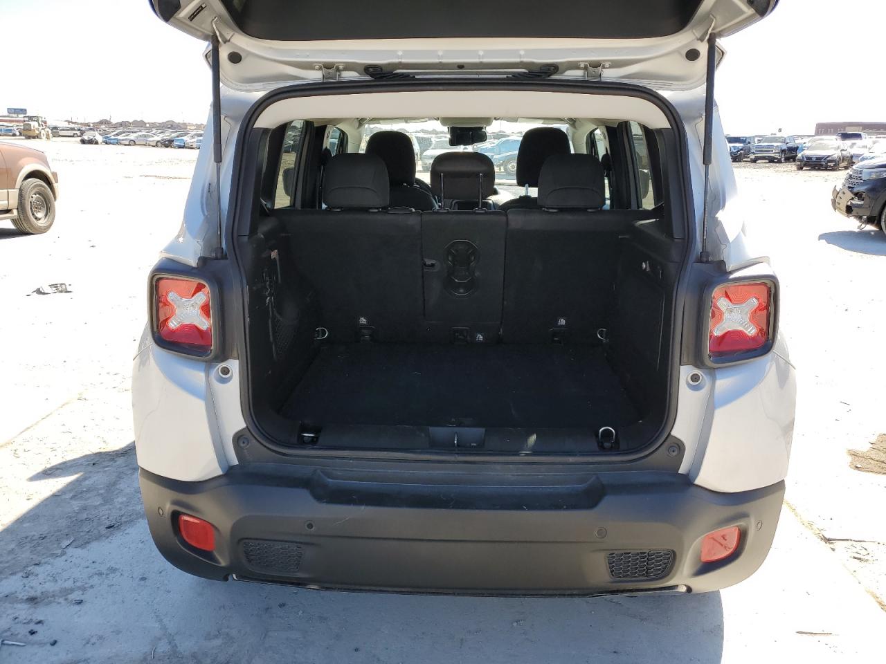 2018 Jeep Renegade - Image 6