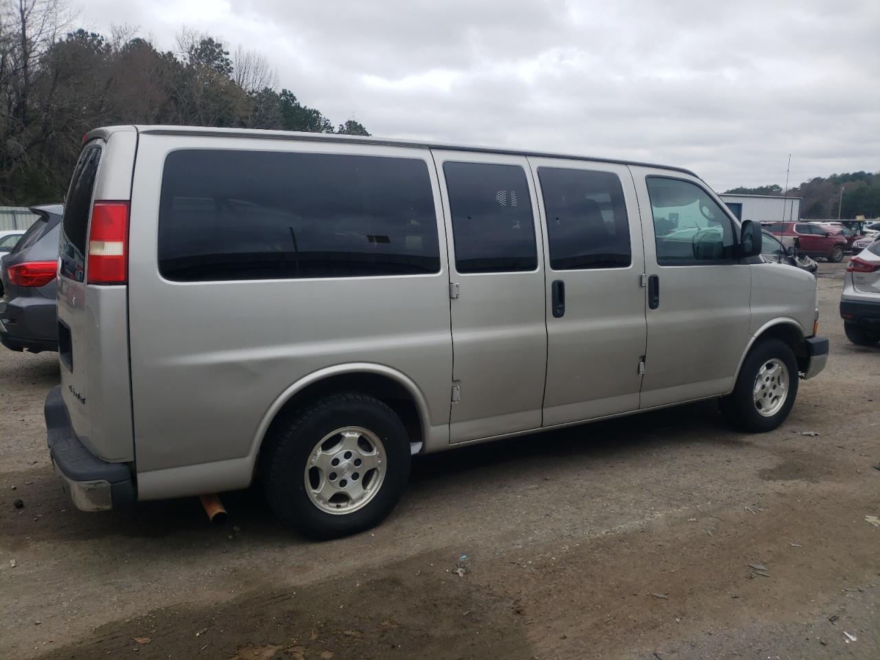 2005 Chevrolet Express - Image 3