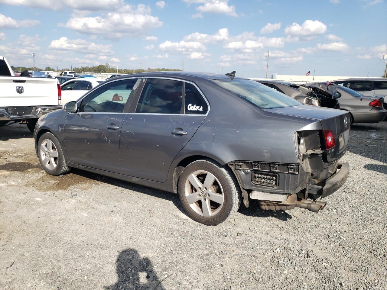 2009 Volkswagen Jetta - Image 2