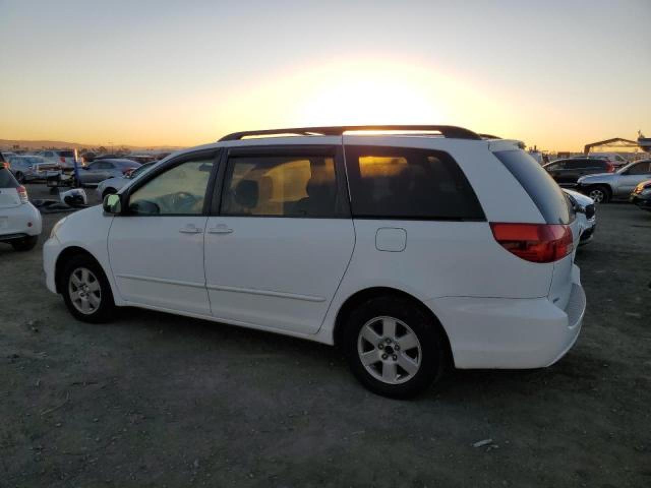 2004 Toyota Sienna - Image 2