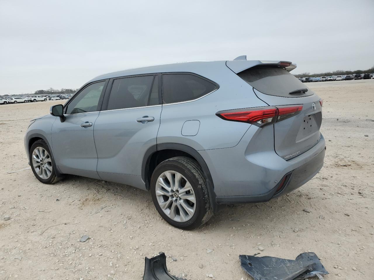 2020 Toyota Highlander - Image 2