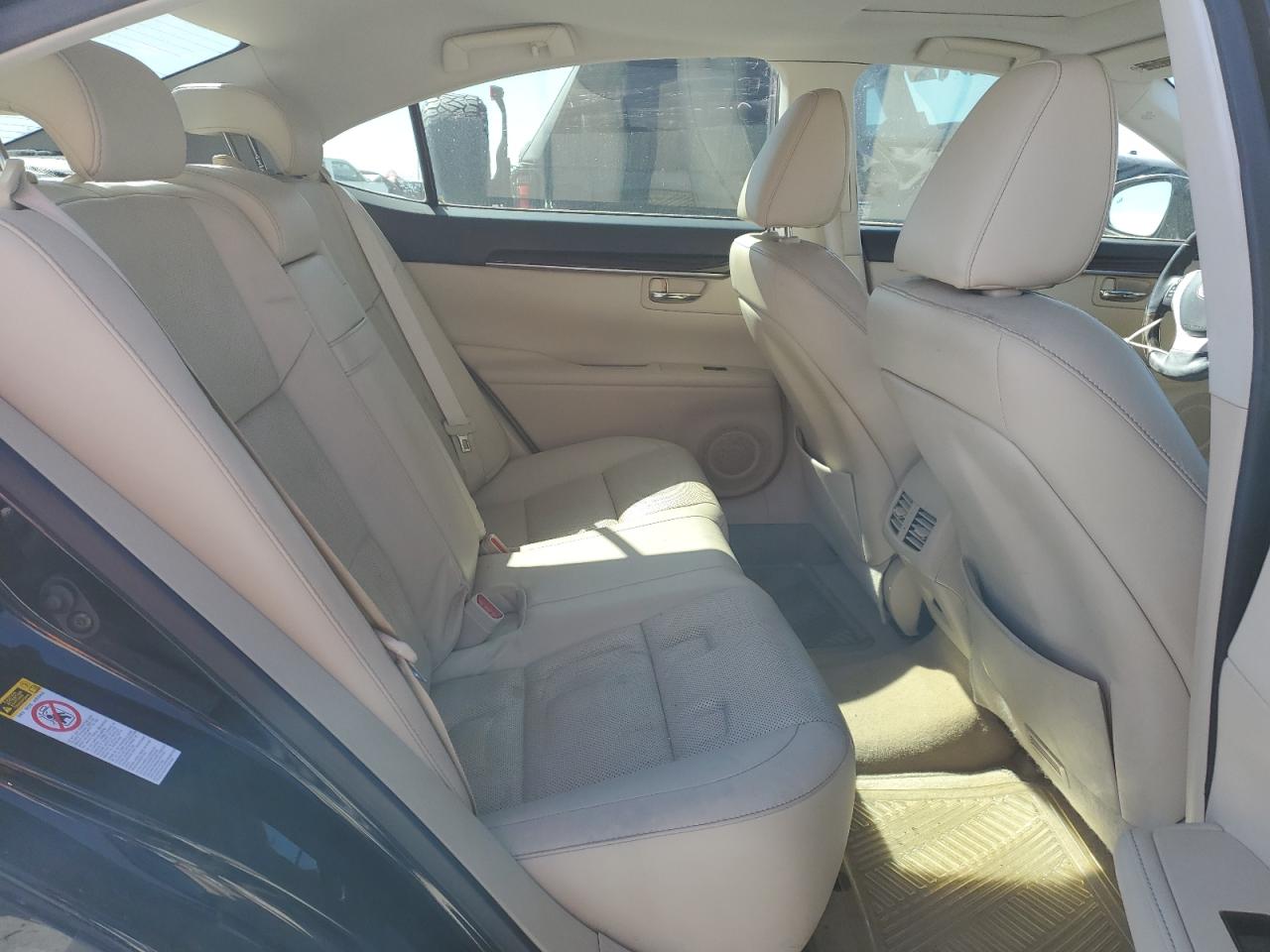 2014 Lexus ES - Image 10