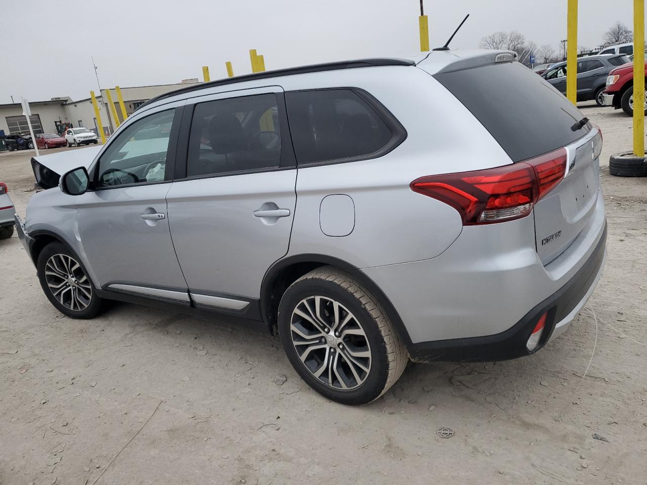 2016 Mitsubishi Outlander - Image 2