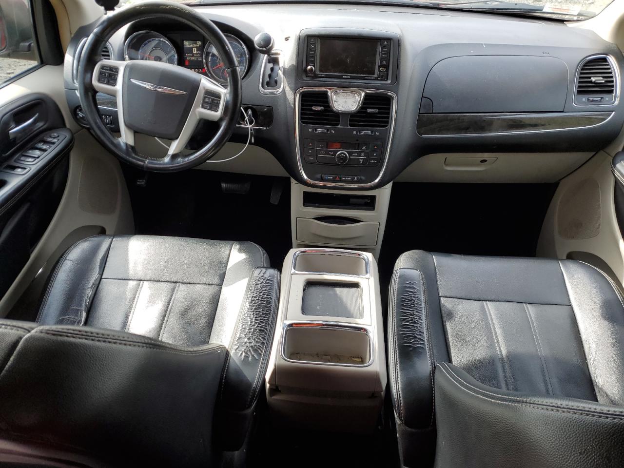 2016 Chrysler Town & Country - Image 8