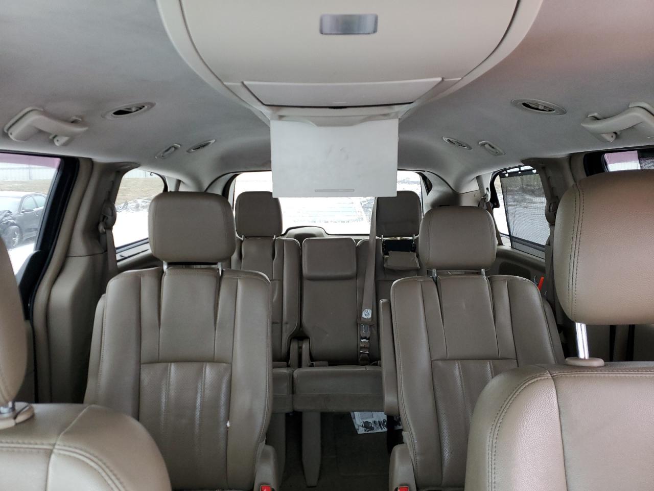 2014 Chrysler Town & Country - Image 10