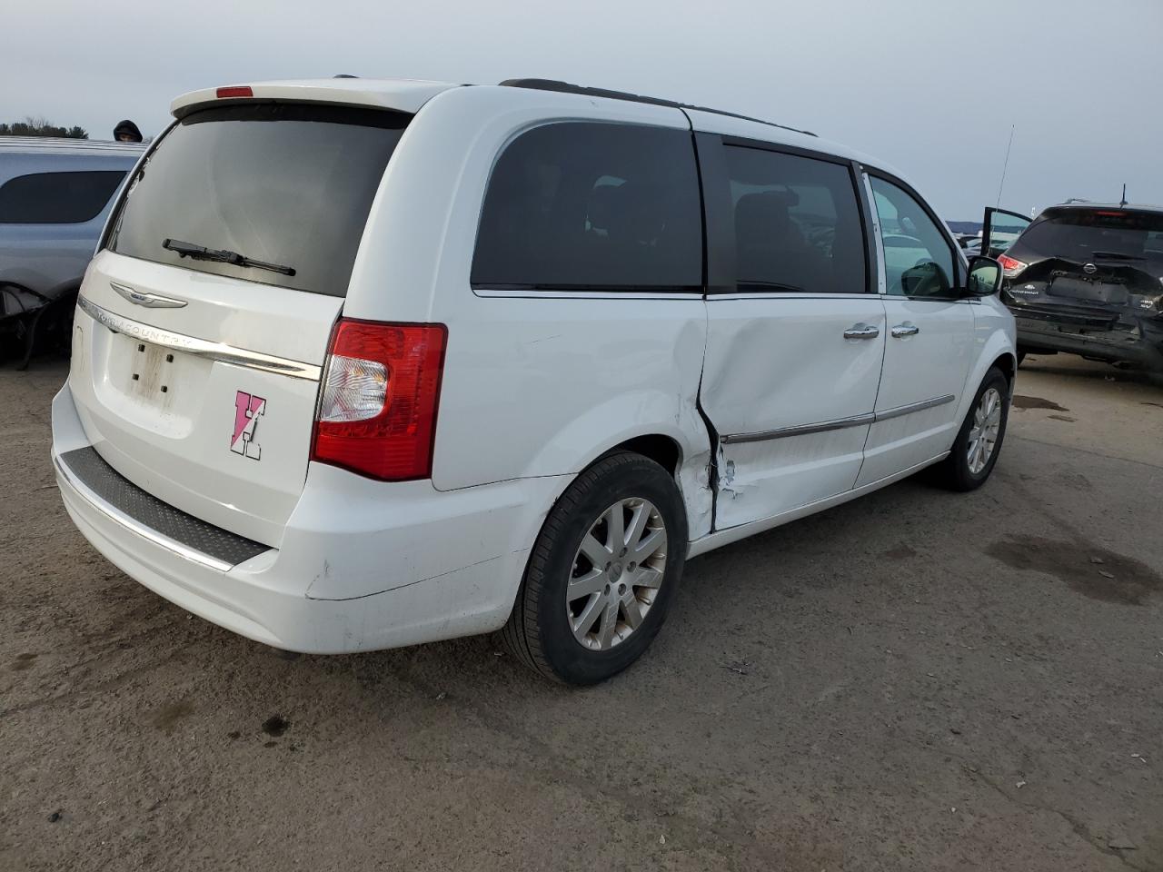 2015 Chrysler Town & Country - Image 3