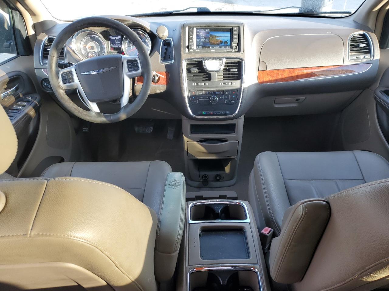 2014 Chrysler Town & Country - Image 8