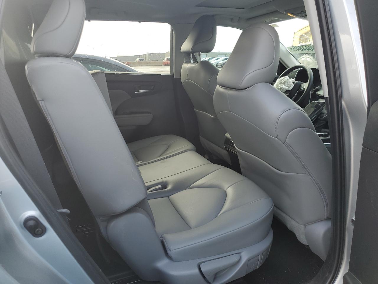 2022 Toyota Highlander - Image 10