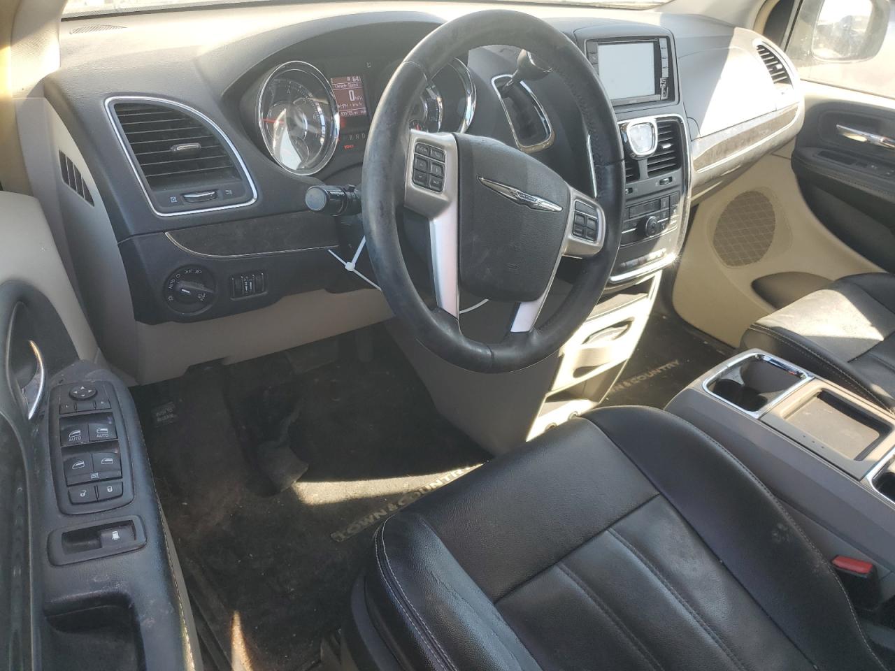 2015 Chrysler Town & Country - Image 8