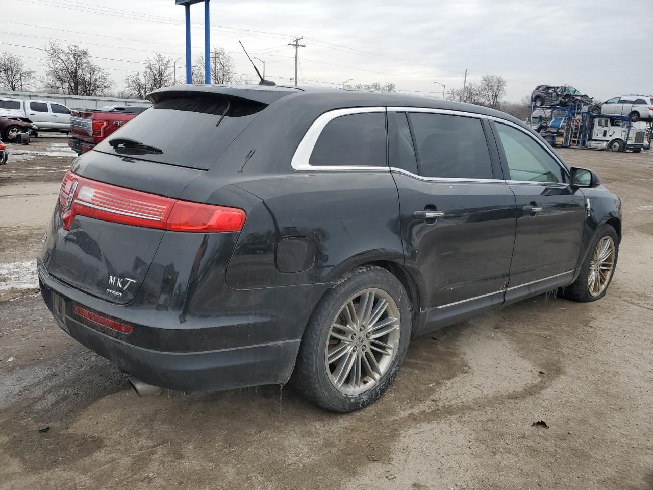 2013 Lincoln MKT - Image 3