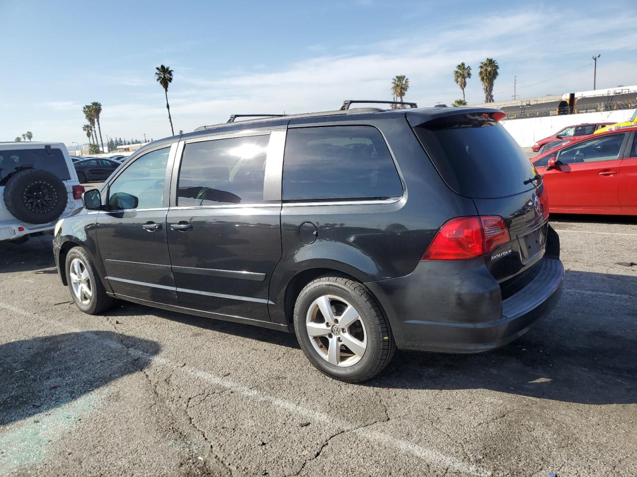 2011 Volkswagen Routan - Image 2