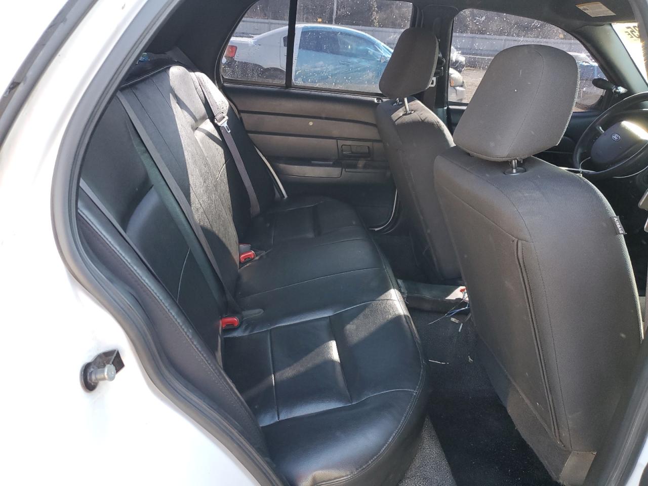 2009 Ford Crown Victoria - Image 10