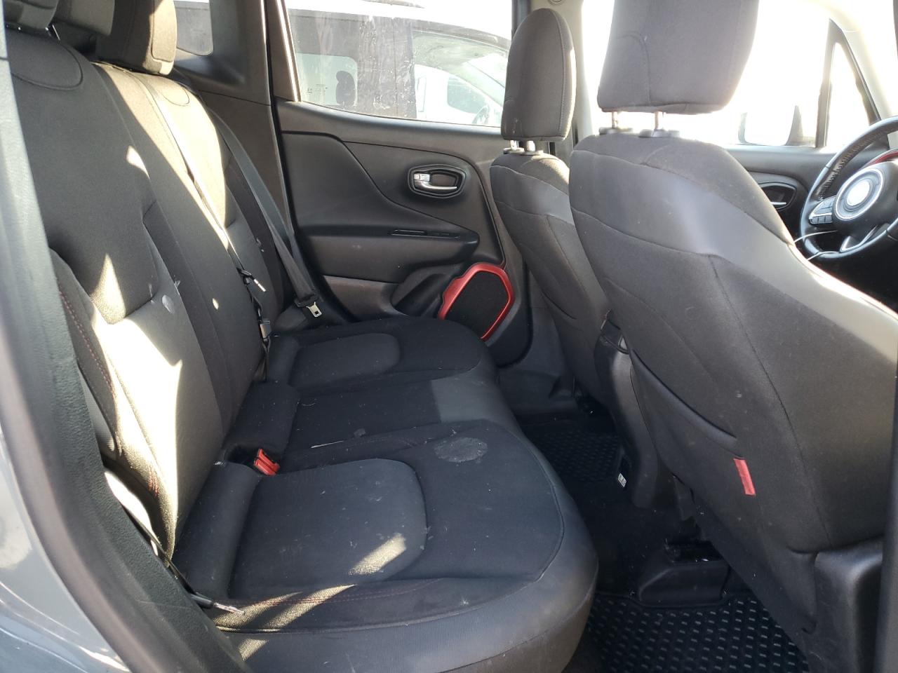 2016 Jeep Renegade - Image 11