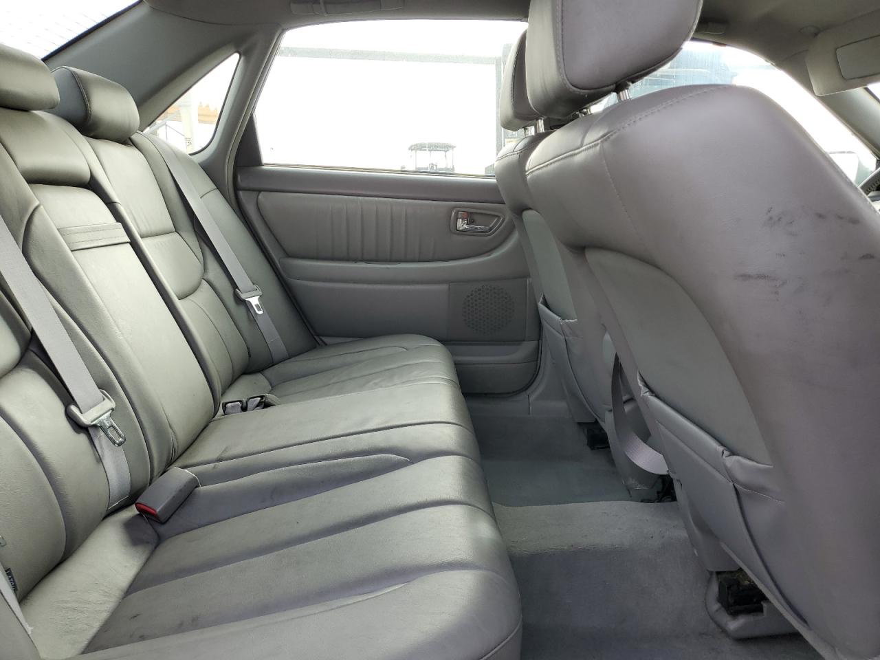 2004 Toyota Avalon - Image 10