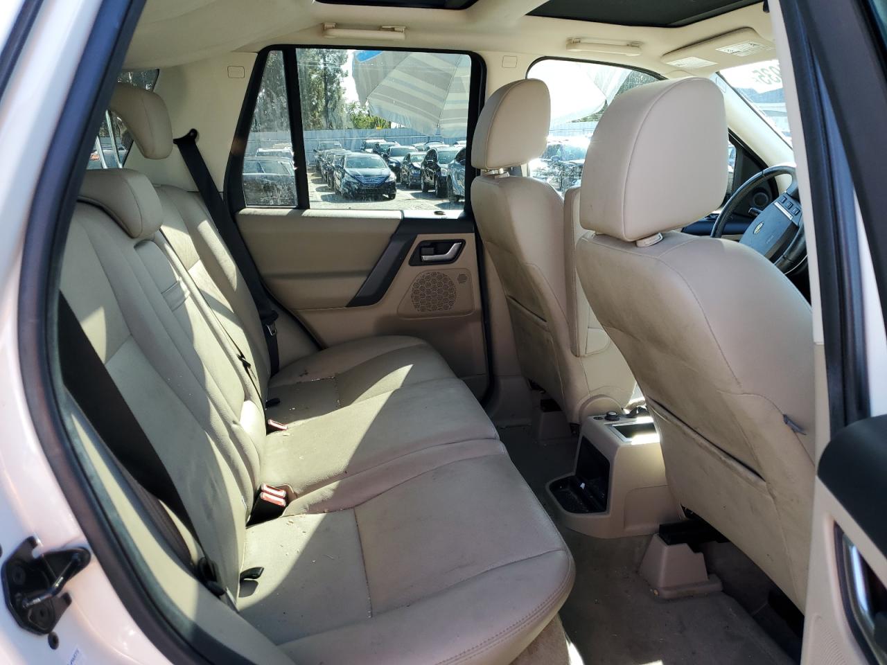 2010 Land Rover LR2 - Image 11