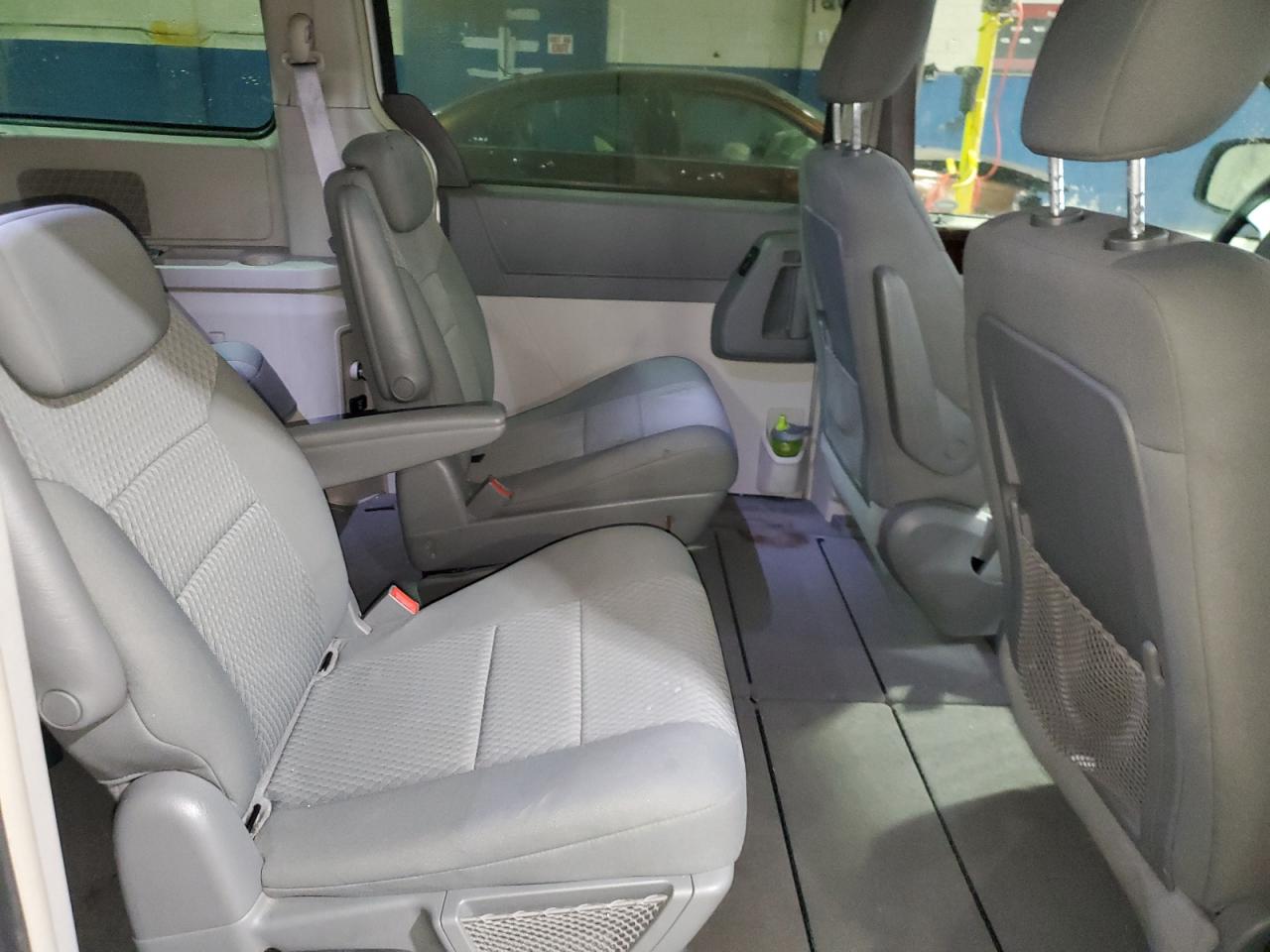 2009 Chrysler Town & Country - Image 11