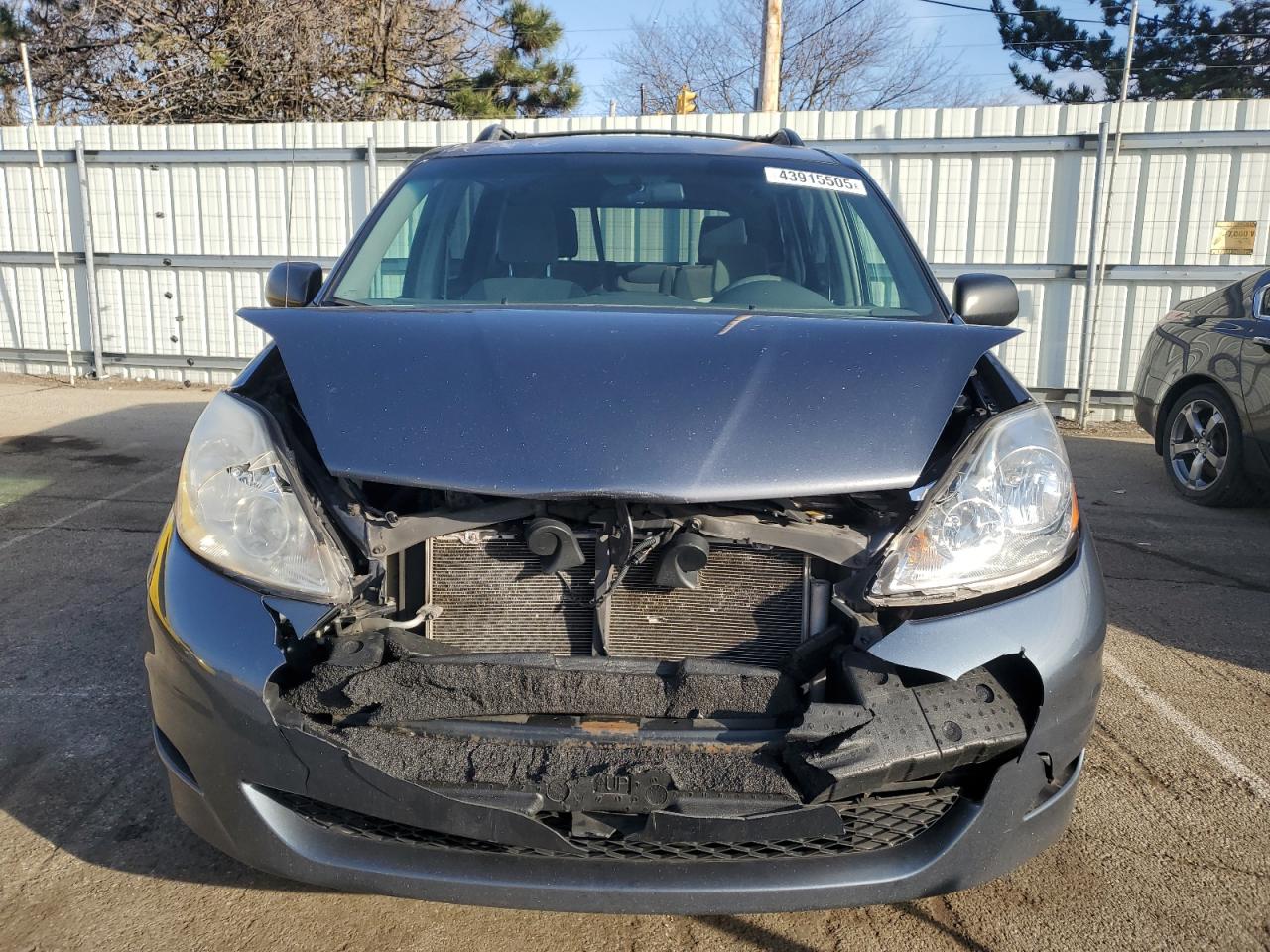 2010 Toyota Sienna - Image 5