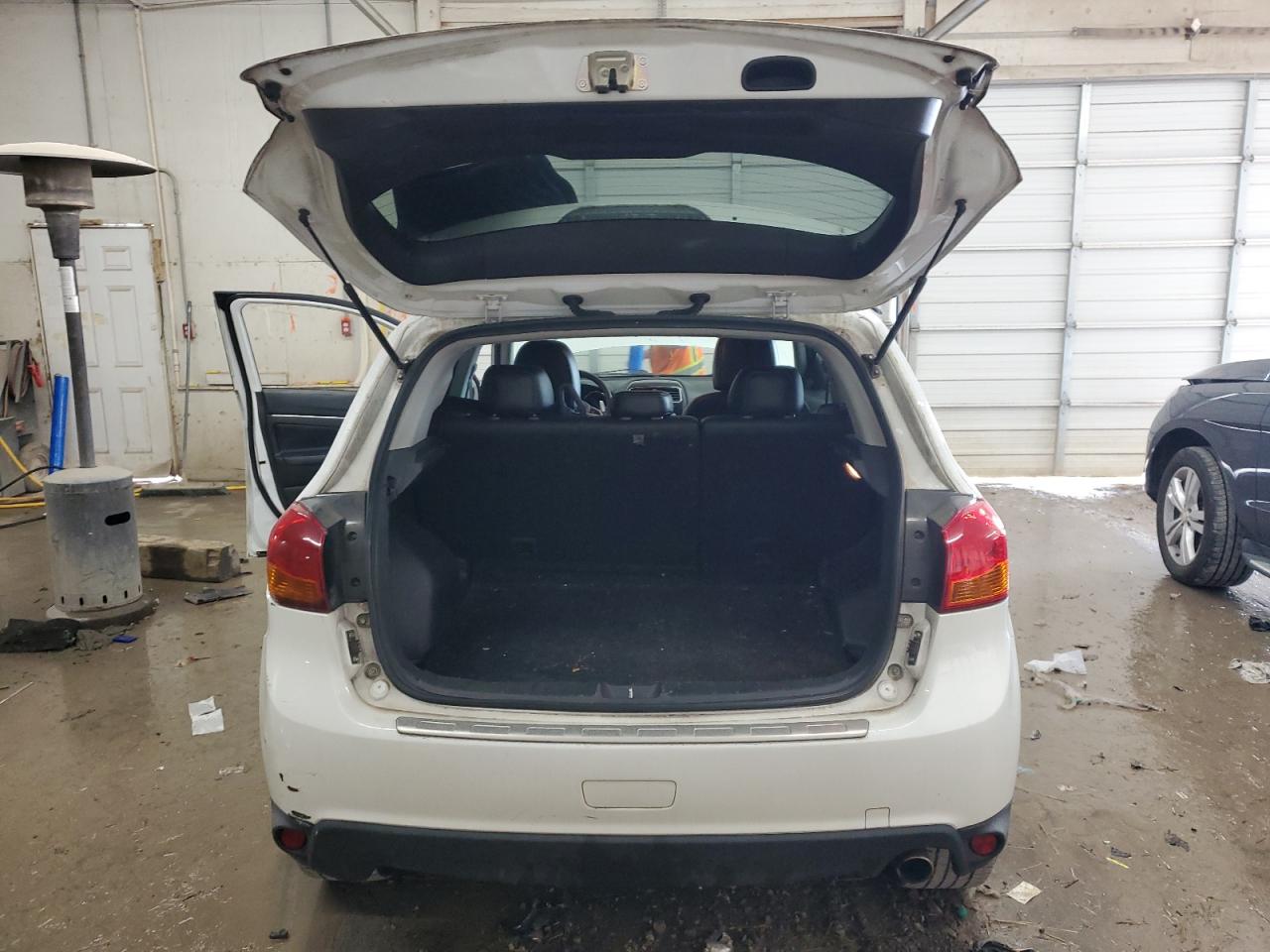 2015 Mitsubishi Outlander - Image 6
