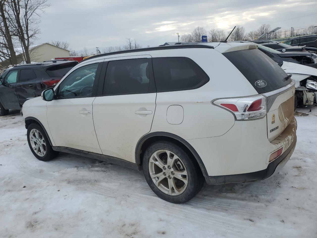 2015 Mitsubishi Outlander - Image 2