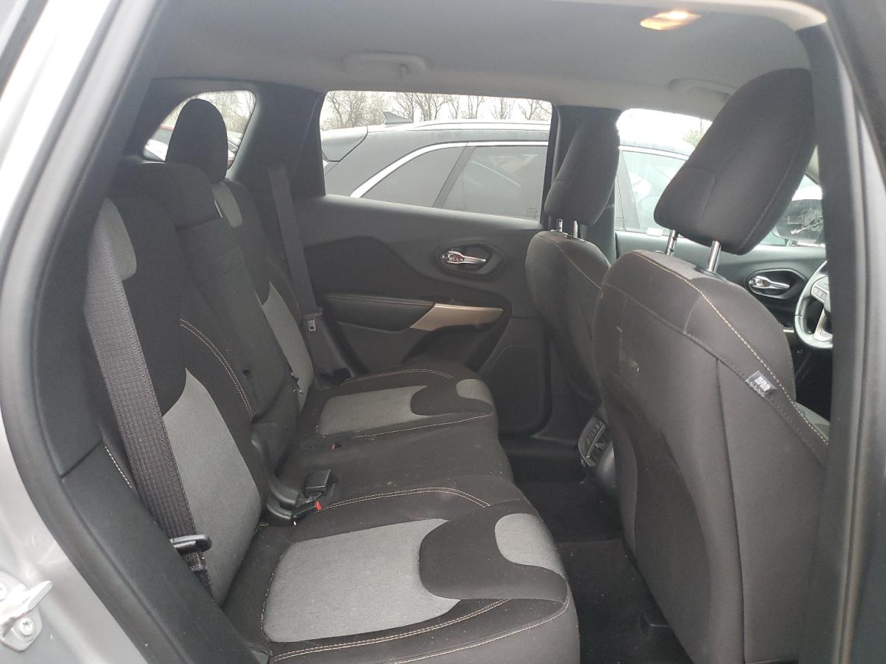 2017 Jeep Grand Cherokee - Image 12