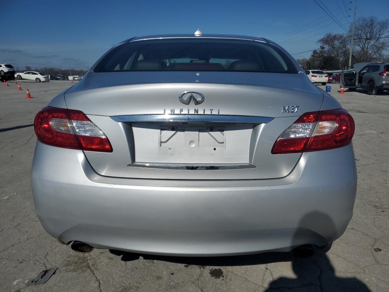 2011 Infiniti M - Image 6