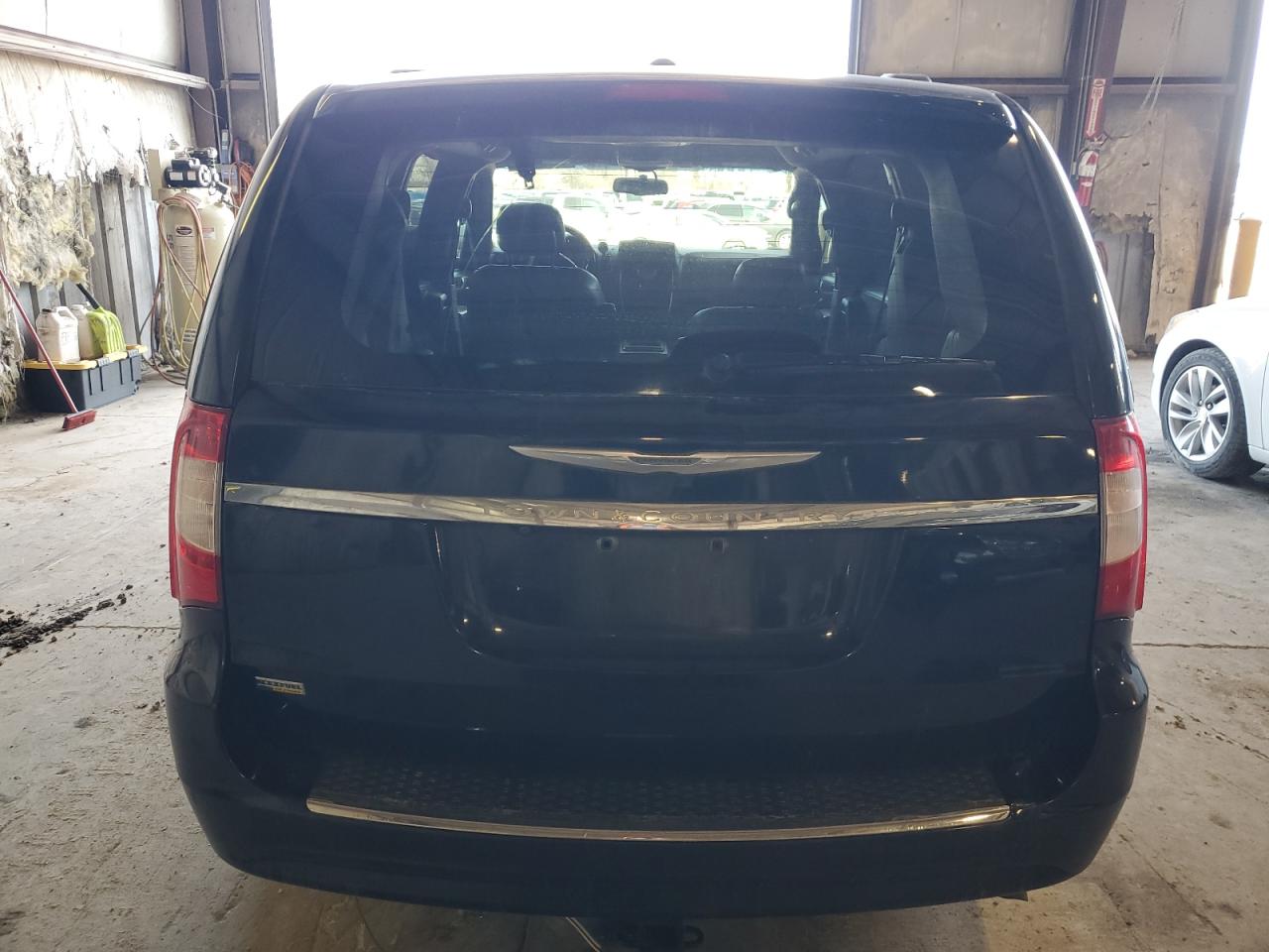 2016 Chrysler Town & Country - Image 6