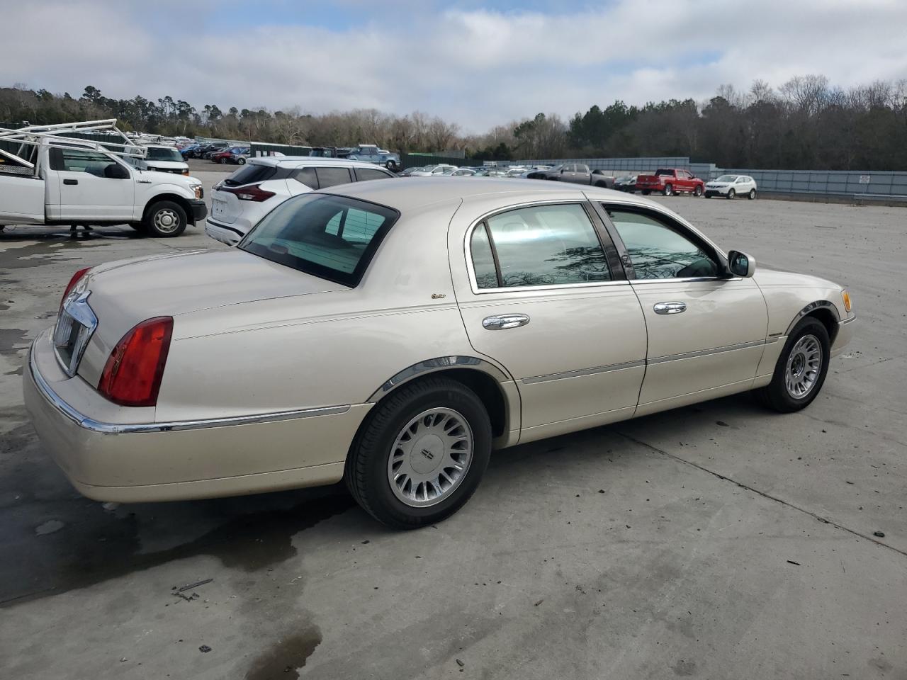 2000 Lincoln Town Car - Image 3