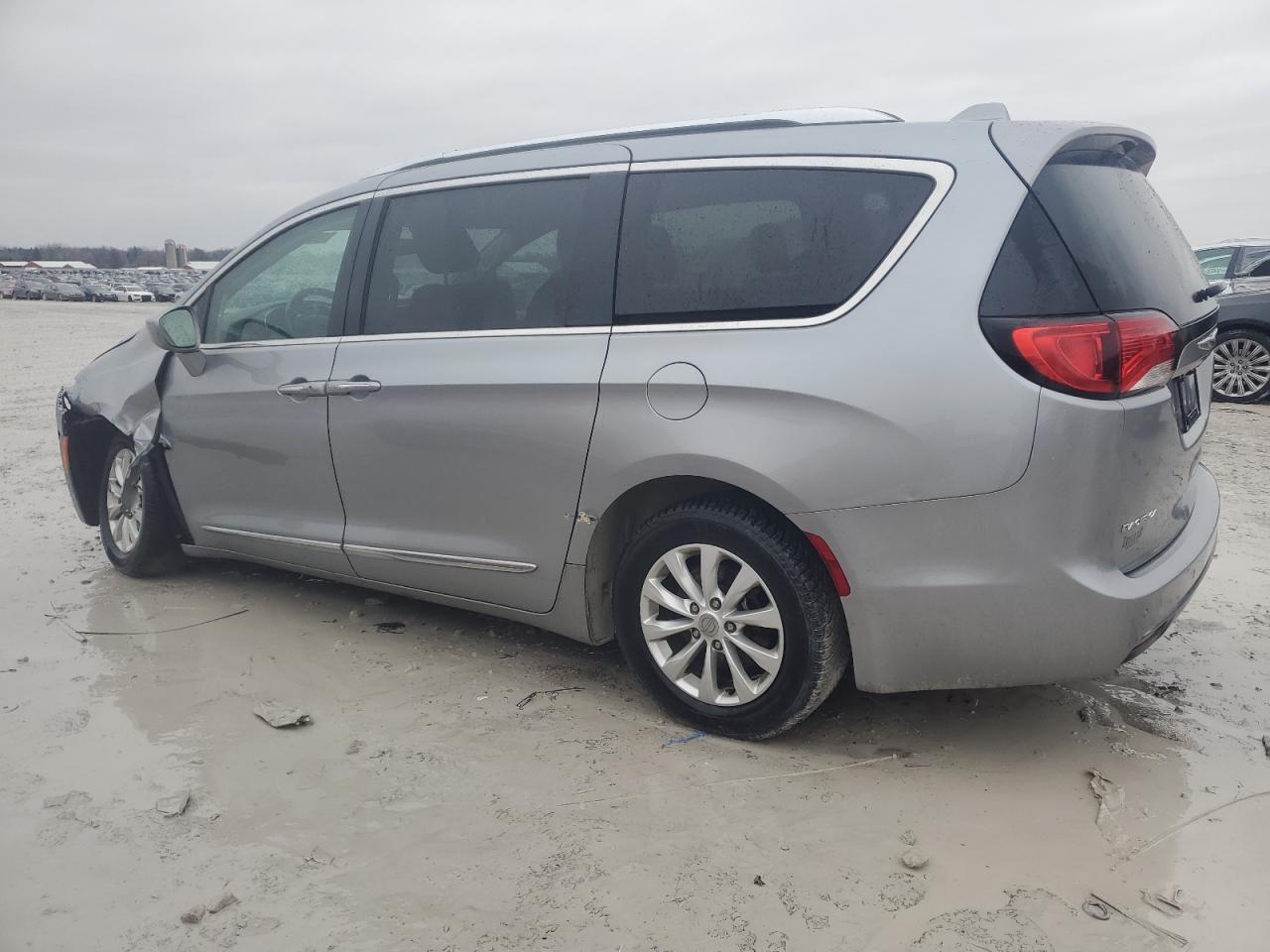 2019 Chrysler Pacifica - Image 2